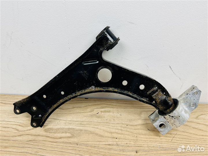 Рычаг подвески передний правый Volkswagen Jetta 5