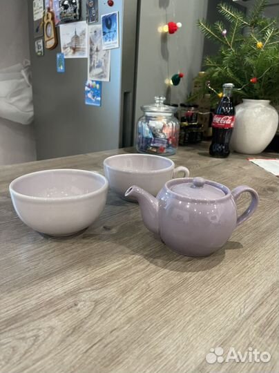 Кружки и чайник посуда