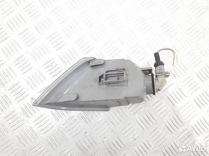 Поворотник правый Citroen Xantia