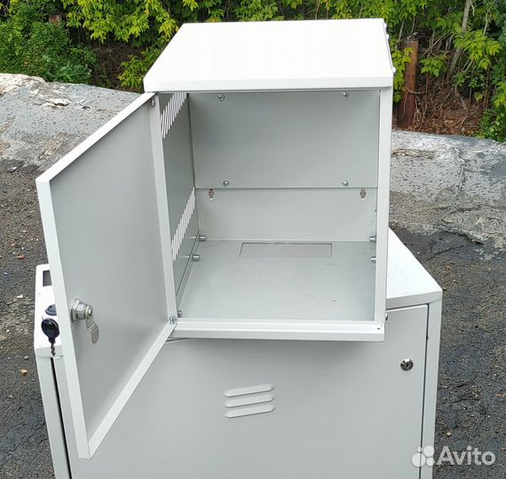 Железный шкафчик для оборудования