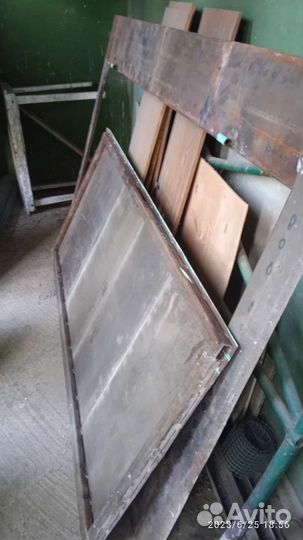 Дверь металлическая с перегородкой