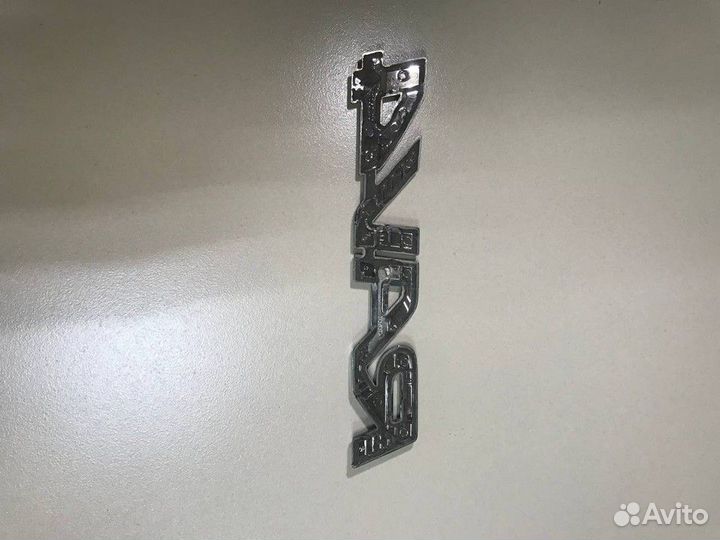 Эмблема надпись на крышку багажника Toyota RAV4