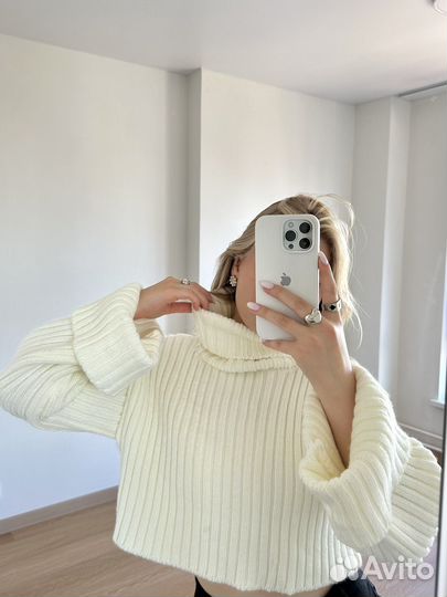 Свитер женский укороченный