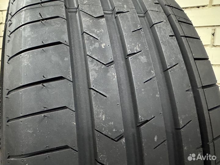 Royal Black Royal Explorer II 235/45 R19 99W