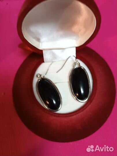 Серьги с черным камнем