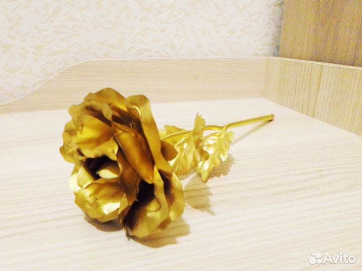 Золотые розы в подарочной упаковке 2 шт