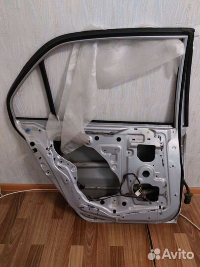 Дверь задняя левая Lancer ix серебристая