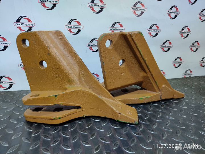 Зуб болтовой BU-O630303 боковой левый case 580