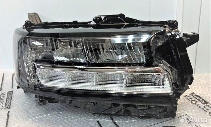 Фары Toyota Land Cruiser 300 2021-2023