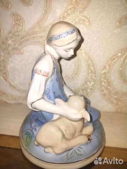 Статуэтка Аленушка с козленком