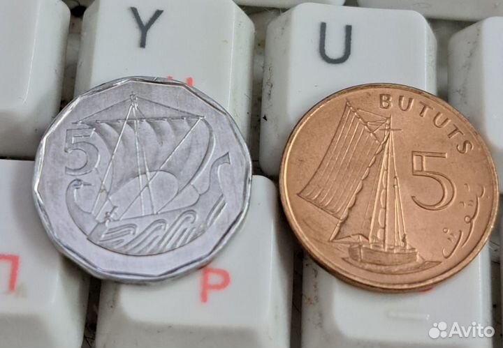 Монеты Парусники. Кипр 5 миллей, Гамбия 5 бубутов