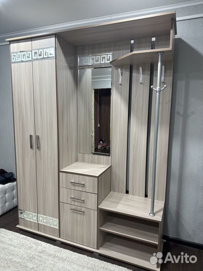 Продается стенка в прихожую