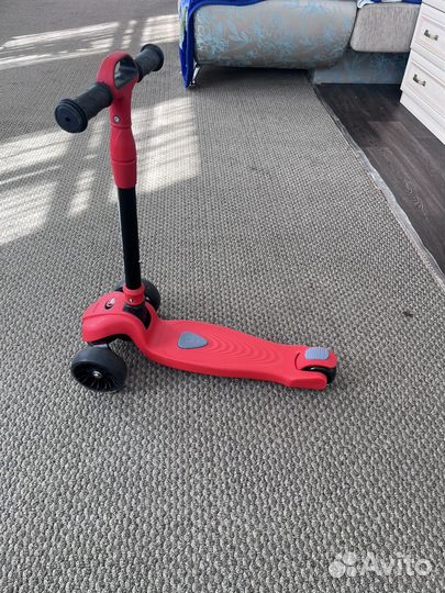 Самокат трехколесный