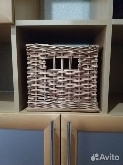 Короб на фанерном дне из бумажной лозы
