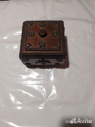 Деревянная шкатулка