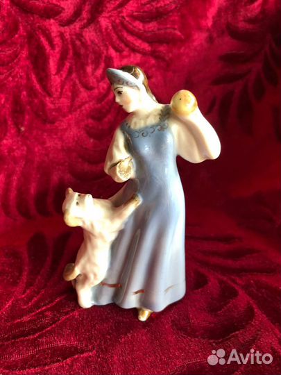 Статуэтка царевна с яблоком, песочное