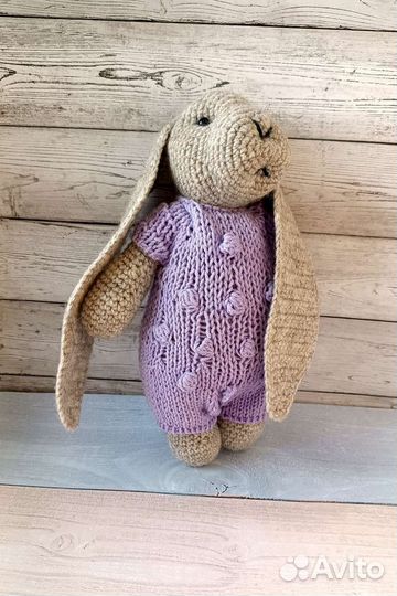 Вязаные игрушки ручной работы. Зайка