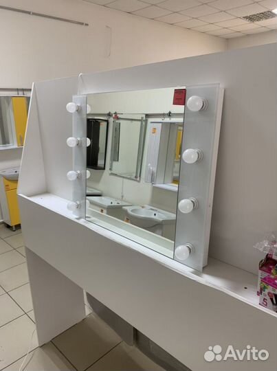 Гримерное зеркало с лампочками