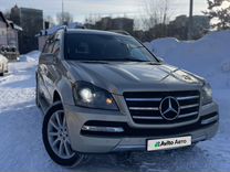 три пары людей. семейная покупка скидка лапоток. 50 скидка на 2 товар. вторая пара 30% скидки. Couple 30 years talking.