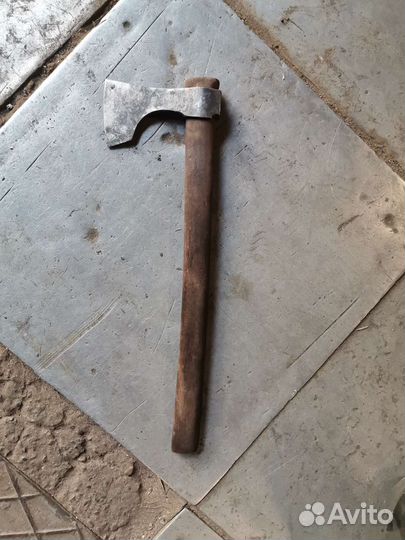 Топор цельнокованый, прошивной. Металл - рельса