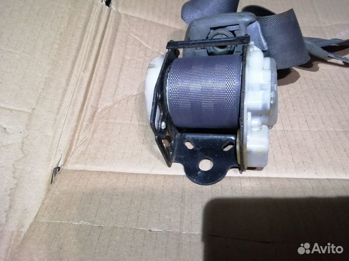 Ремень безопасности задний Toyota Land Cruiser 100