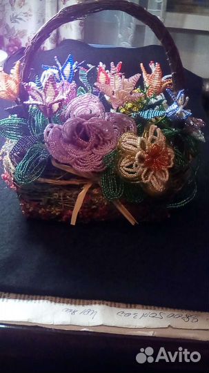 Плетеная корзиночка с цветами из биссера