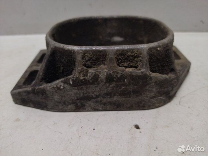 Кронштейн двигателя передний Volkswagen Passat