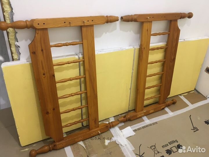 Обувница, зеркало и кровать