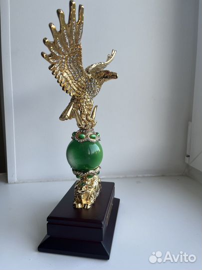 Орел на нефритовом шаре на буйволе