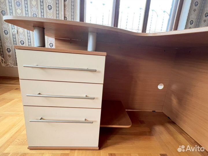 Угловой письменный стол