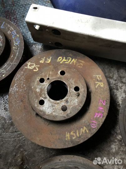 Тормозной диск передний на toyota allion ZZT