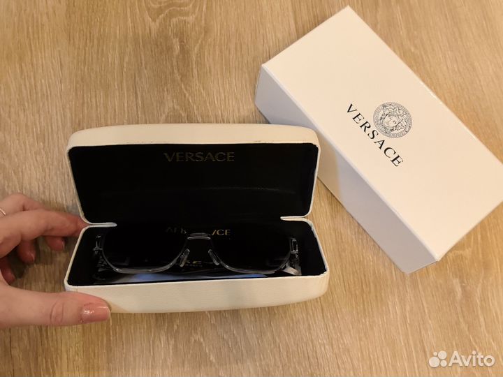 Солнцезащитные очки versace