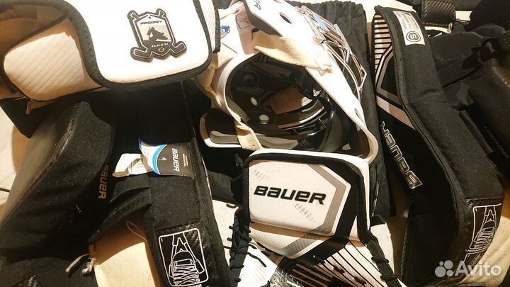 Хоккей, экипировка вратаря. Шлем, щитки, ловушка