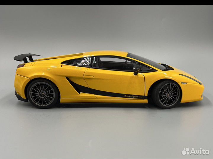 Autoart Lamborghini Super Legerra (74584) 1:18