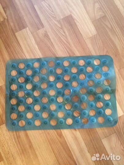 Антискользящий коврик в ванну