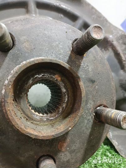 Поворотный кулак передний левый Toyota Avensis