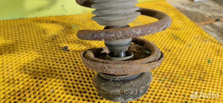 Стойка амортизатора переднего правого Renault Loga