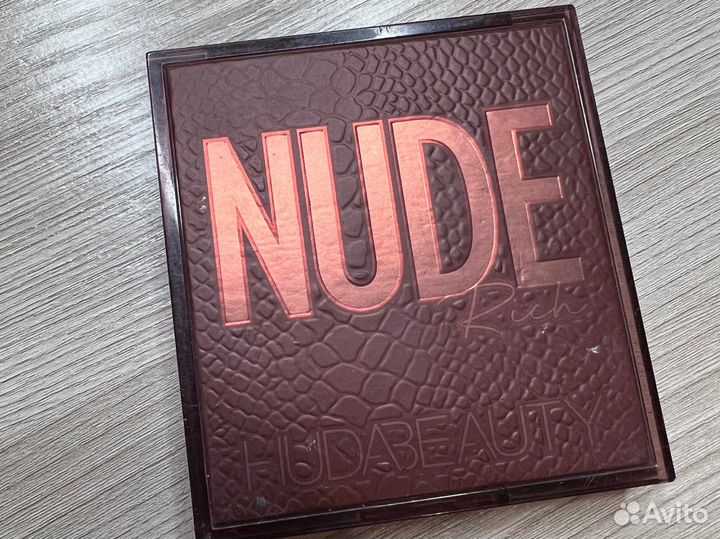 Палетка теней huda beauty