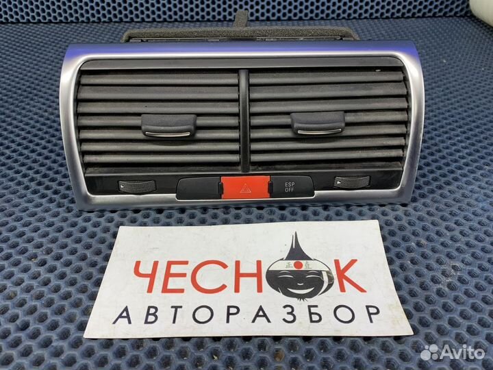 Дефлектор центральный в торпедо Audi Q7 воздушный