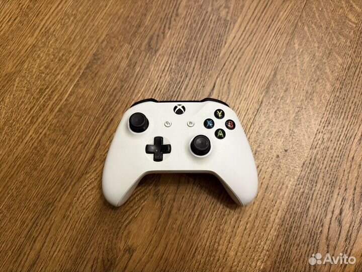 Xbox one s 1tb с геймпадом