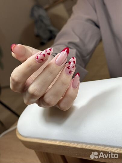 Модель на маникюр