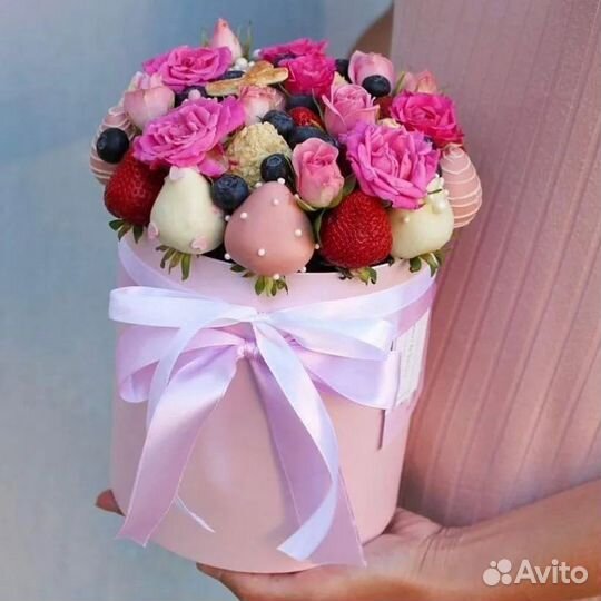 Букеты из цветов и клубники в шоколаде