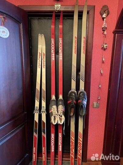 Лыжи с ботинками разных размеров