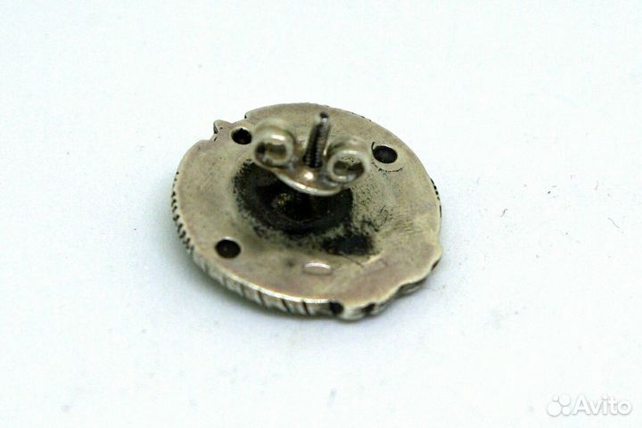 Серебренный значек с рубином