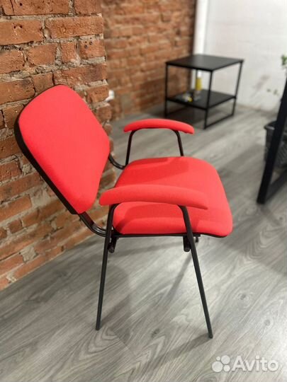 Стул офисный с подлокотниками