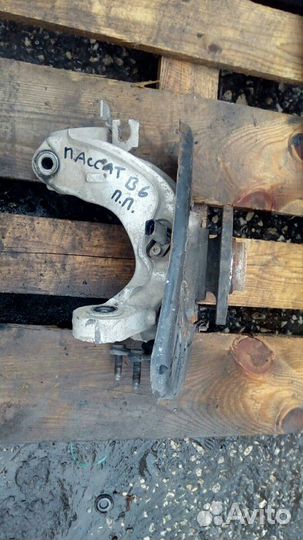 Поворотный кулак со ступицей Фольксваген Пассат В6