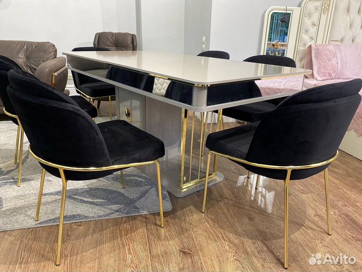 Кухонный стол со стульями