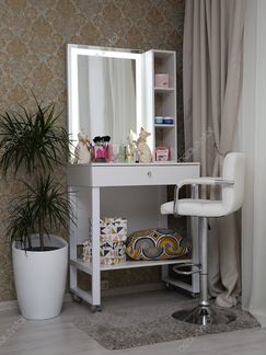 Гримёрные столы на металлокаркасе с зеркалом