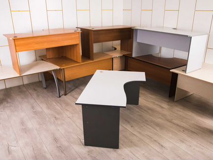 Угловой письменный стол в офис