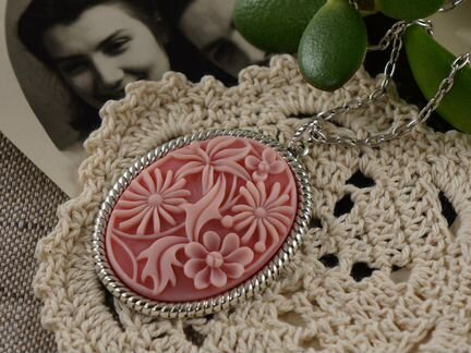 Камея Экзотические цветы розовые (30х40мм)